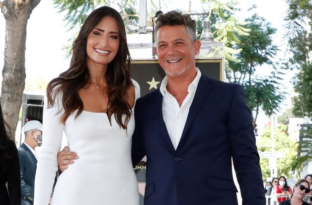 Alejandro Sanz y su novia Rachel Vald&eacute;s tras descubrir su estrella en el paseo de la fama / Gtres