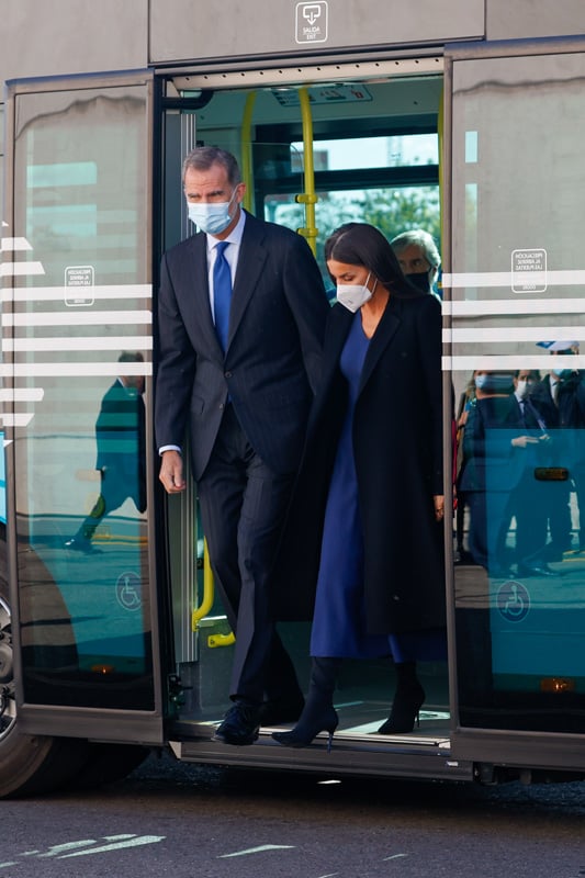 Don Felipe y Do&ntilde;a Letizia bajando del autob&uacute;s / GTRES