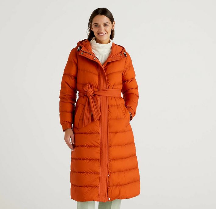 Benetton tiene los maxi plum&iacute;feros m&aacute;s calentitos y coloristas de la temporada 
