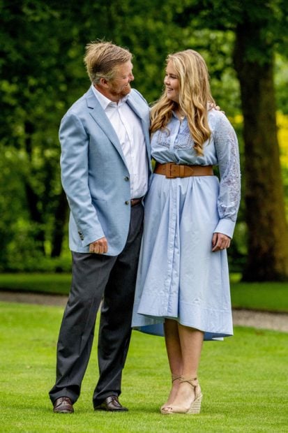 El Rey Guillermo junto a su hija Amalia / GTRES