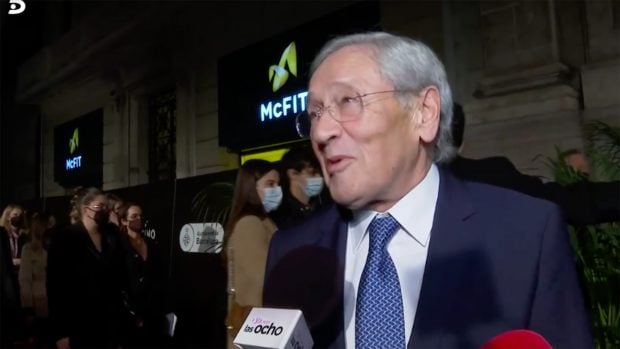 Fernando &Oacute;nega en directo en 'Ya son las 8'./Telecinco
