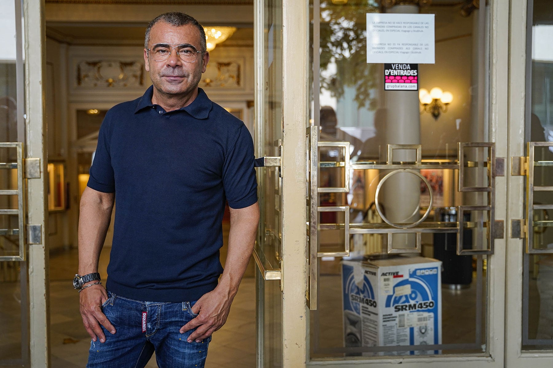 Jorge Javier V&aacute;zquez en la puerta del teatro/ Gtres 