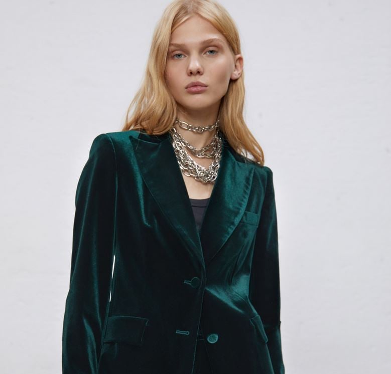 Triunfa con la blazer de terciopelo de Sfera a un precio de esc&aacute;ndalo