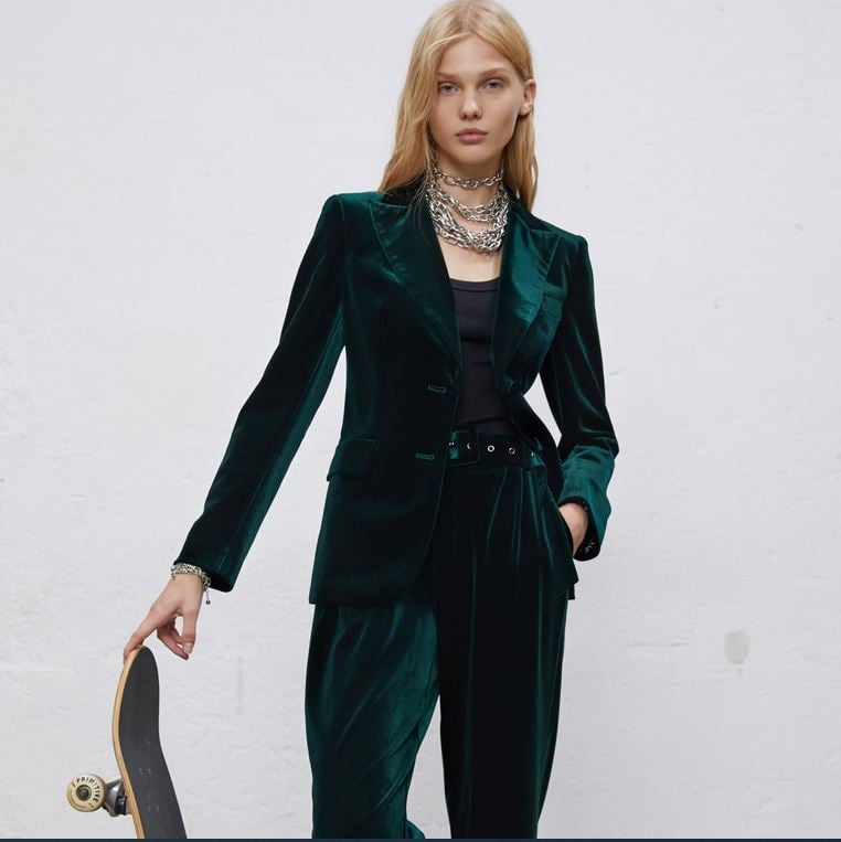 Triunfa con la blazer de terciopelo de Sfera a un precio de esc&aacute;ndalo