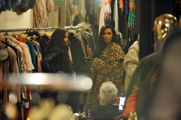 Kim Kardashian comprando en Par&iacute;s / Gtres