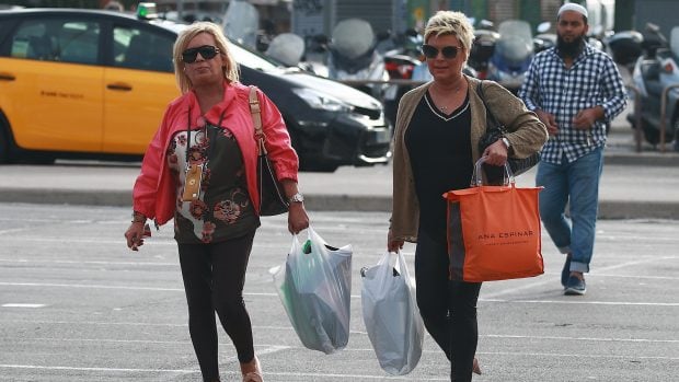 Carmen Borrego y Terelu Campos haciendo la compra./Gtres