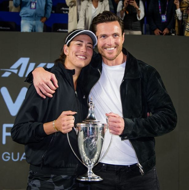 Garbi&ntilde;e Muguruza y Arthur Borges con el trofeo / Gtres