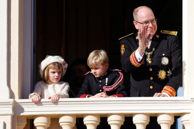 El Pr&iacute;ncipe Alberto y sus hijos saludando / Gtres