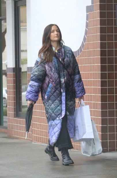 Minka Kelly con un abrigo acolchado / Gtres