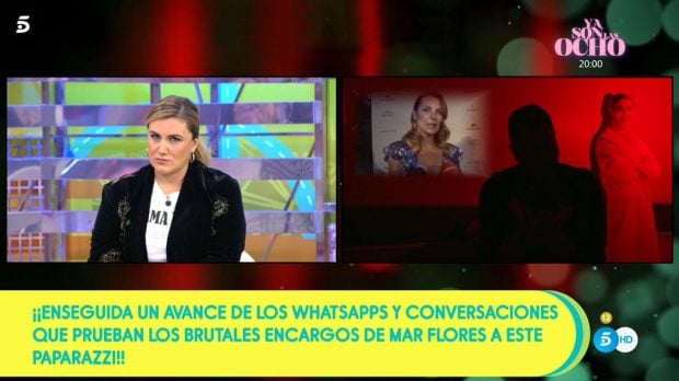 Carlota Corredera y un paparazzi hablando / Telecinco