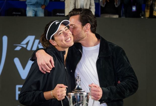 Garbi&ntilde;e Muguruza y Arthur Borges d&aacute;ndose un beso / Gtres