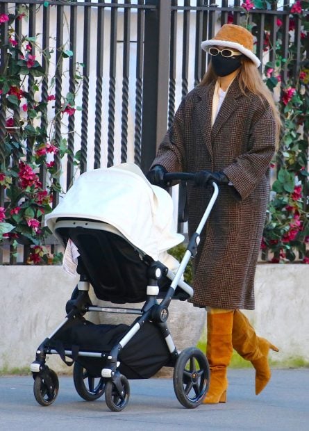 Gigi Hadid con un abrigo de pa&ntilde;o / Gtres