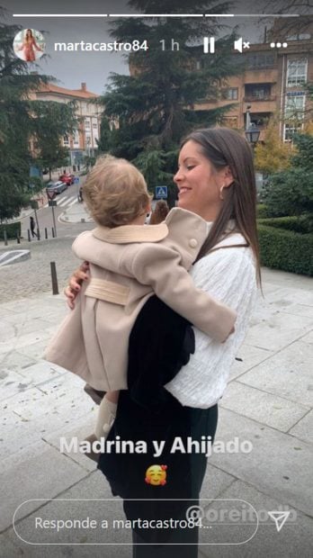 El beb&eacute; de Fonsi Nieto y Marta Castro con su madrina / Instagram