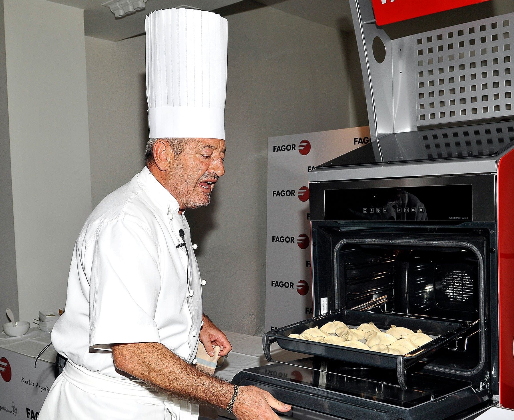 Karlos Argui&ntilde;ano metiendo unos postres en el horno / Gtres