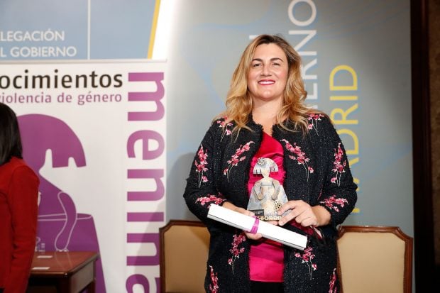 Carlota Corredera posa con el galard&oacute;n Menina 2021