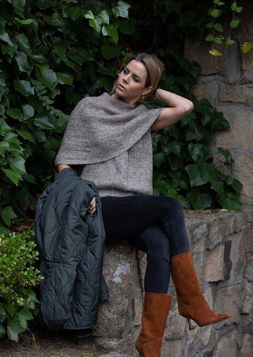 Amelia Bono demuestra que ir abrigada y cool es posible con este jersey de Zara