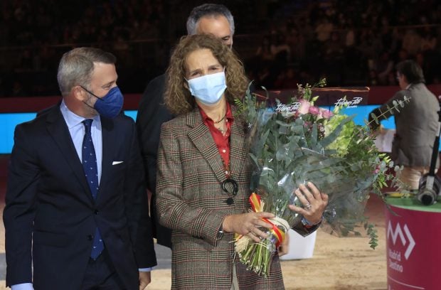 La infanta Elena con un ramo de flores / Gtres