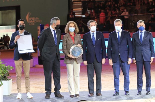 La infanta Elena con los organizadores de Madrid Horse Week / Gtres