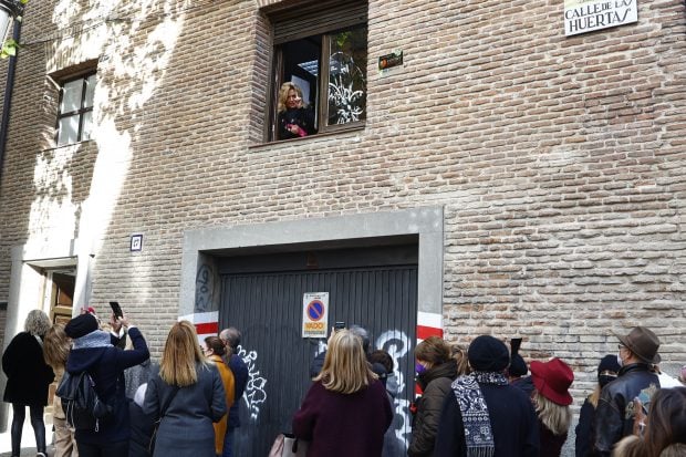 Lydia Lozano asomada a una ventana / Gtres