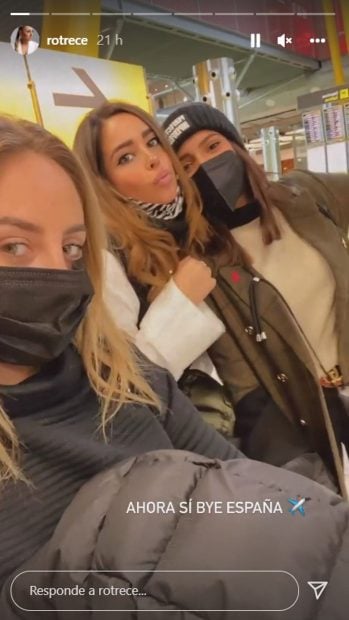 Gloria Camila y Roc&iacute;o Flores en el aeropuerto / Instagram