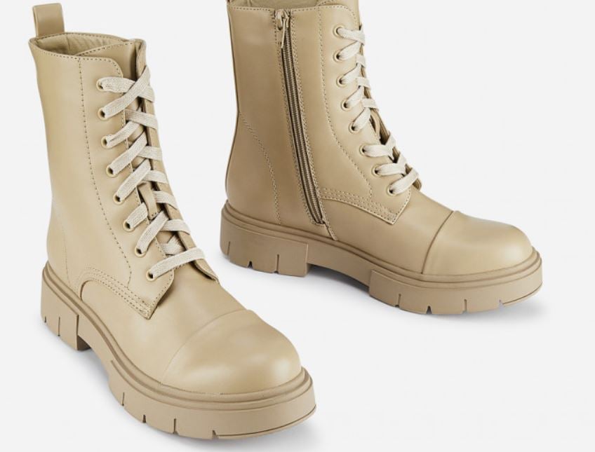 MaryPaz tiene rebajadas las botas con el color del momento