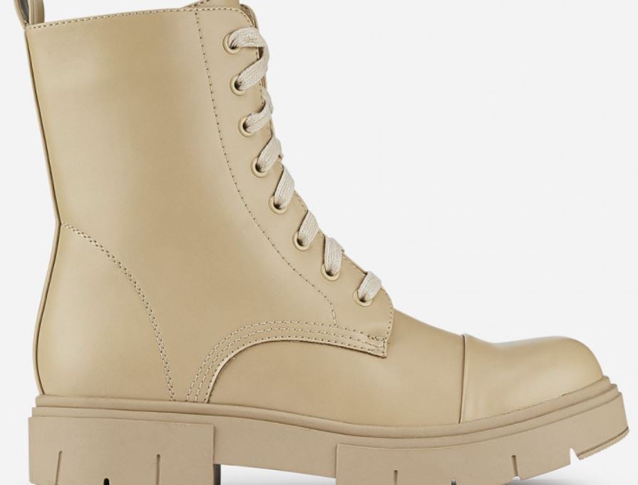 MaryPaz tiene rebajadas las botas con el color del momento