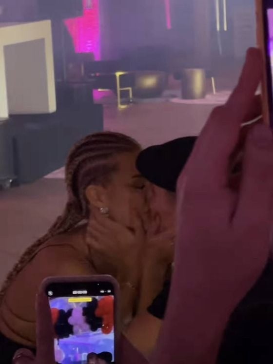 El beso entre Jessica Goicoechea y Aron Piper / Gtres