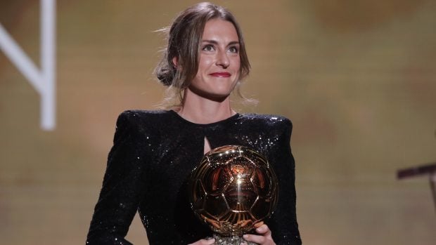 Alexia Putellas recogiendo el bal&oacute;n de oro./Gtres