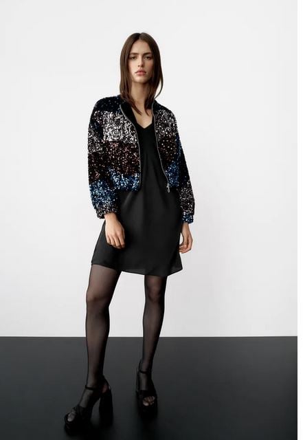 La irresistible bomber de lentejuelas que dar&aacute; un cambio a tus looks de noche
