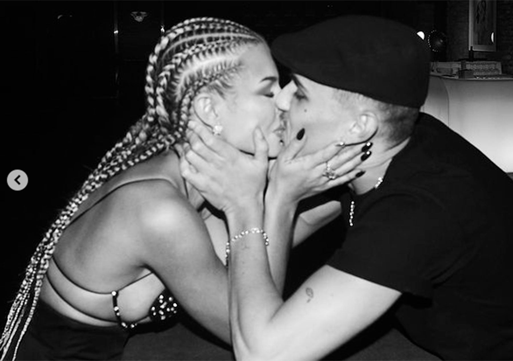 El beso entre Jessica Goicoechea y Aron Piper / Gtres