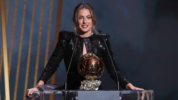 Alexia Putellas con el Balón de Oro./Gtres