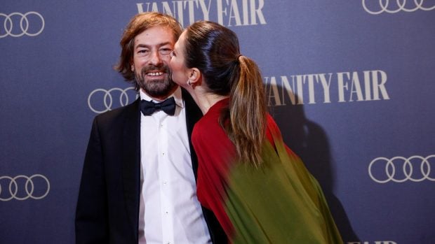 Esther Do&ntilde;a dando un beso a Santiago Pedraz