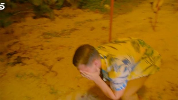 Alejandro, roto por las imagenes de Tania./Telecinco