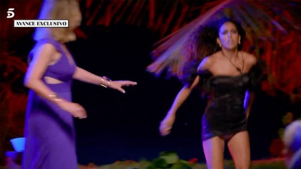Zoe irrumpe la hoguera de los chicos./Telecinco