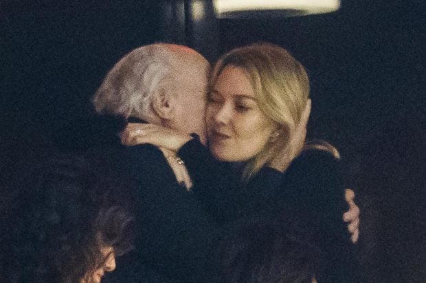 Marta Ortega y Amancio Ortega abraz&aacute;ndose / Gtres