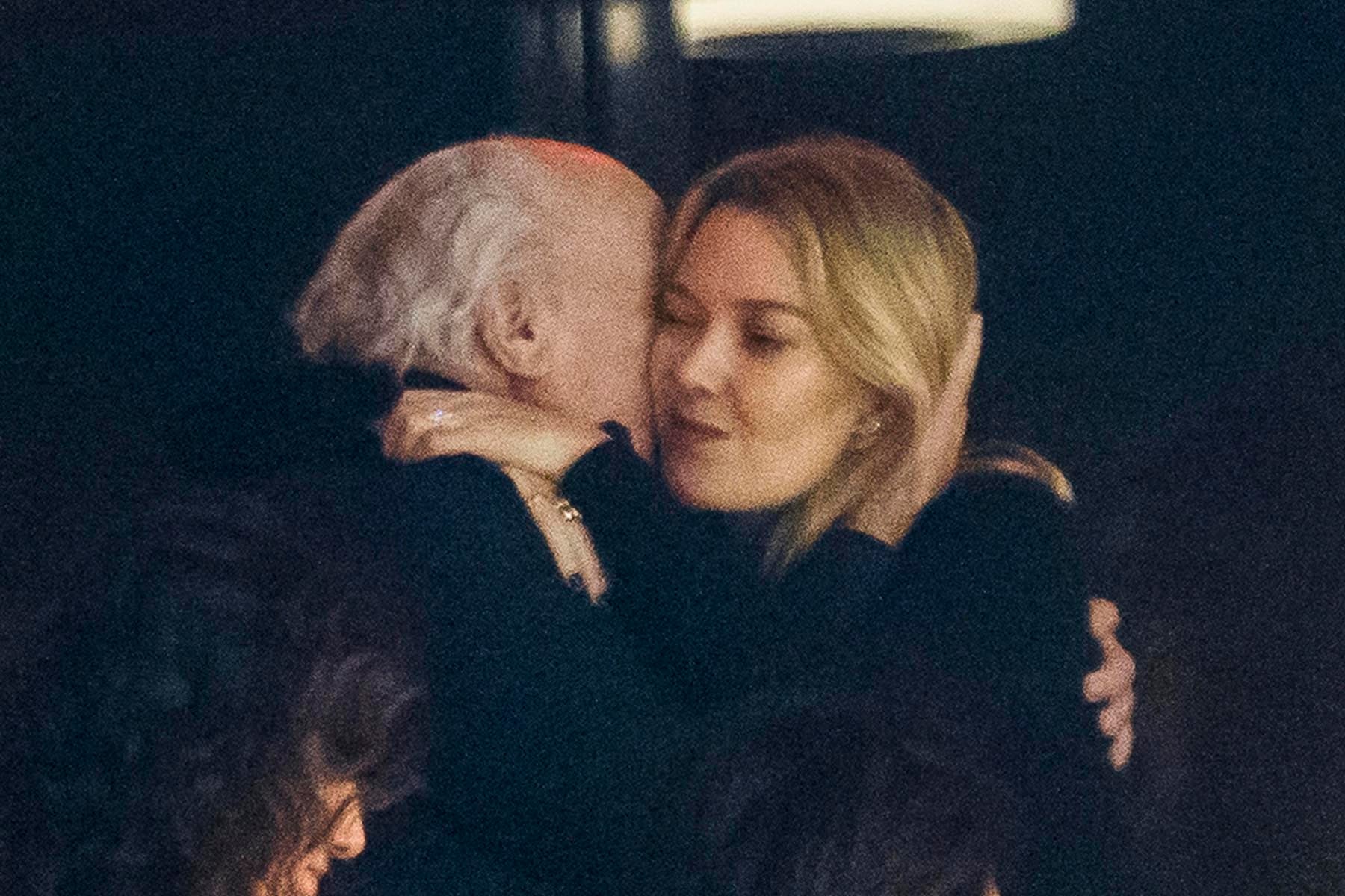 Marta Ortega y Amancio Ortega abraz&aacute;ndose / Gtres