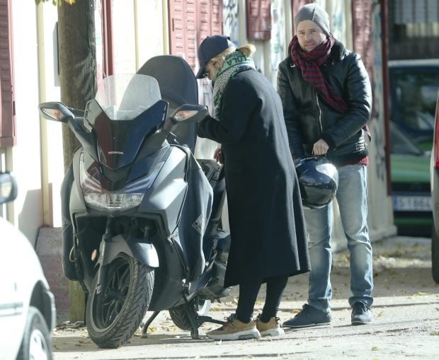 Mar&iacute;a Ad&aacute;nez e Ignacio Fern&aacute;ndez Medrano con una moto / Gtres