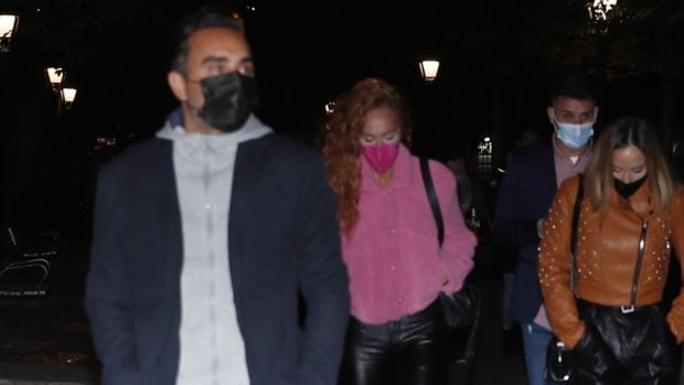Roc&iacute;o Carrasco y Fidel Albian con amigos./Gtres