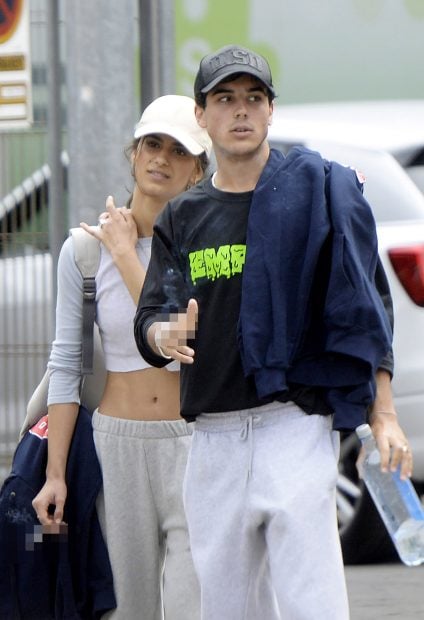 &Oacute;scar Casas y Bego&ntilde;a Vargas paseando por la calle./Gtres