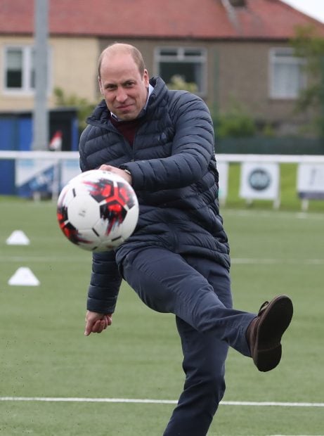 El pr&iacute;ncipe Guillermo jugando al f&uacute;tbol / Gtres