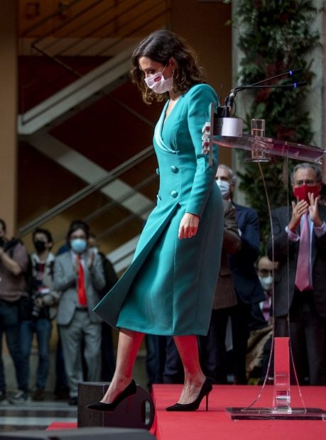Isabel D&iacute;az Ayuso con un vestido verde agua / Gtres
