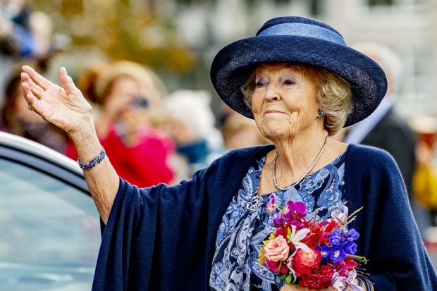 La princesa Beatriz de los Pa&iacute;ses Bajos saludando / Gtres