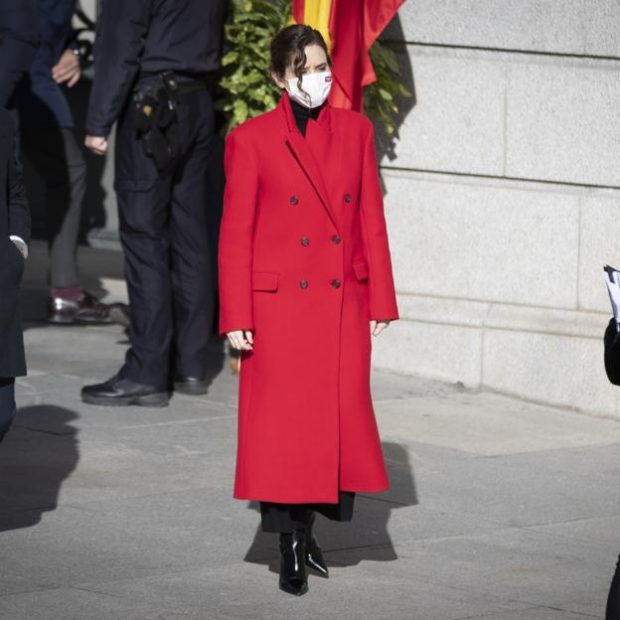 El abrigo m&aacute;s rompedor de Isabel D&iacute;az Ayuso que volar&aacute; de Zara