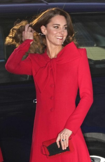 Kate Middleton toc&aacute;ndose el pelo / Gtres