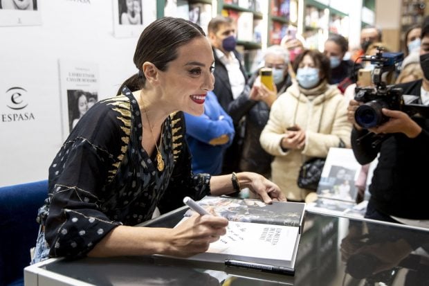 Tamara Falc&oacute; firmando un libro / Gtres