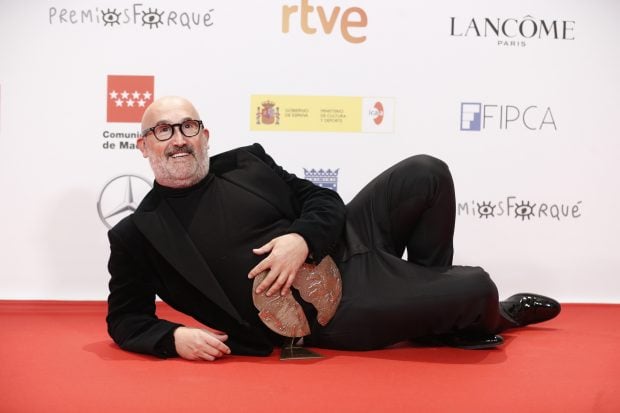 Javier C&aacute;mara con el premio / Gtres