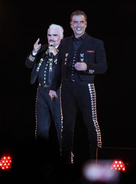 Vicente y Alejandro Fern&aacute;ndez cantando / Gtres
