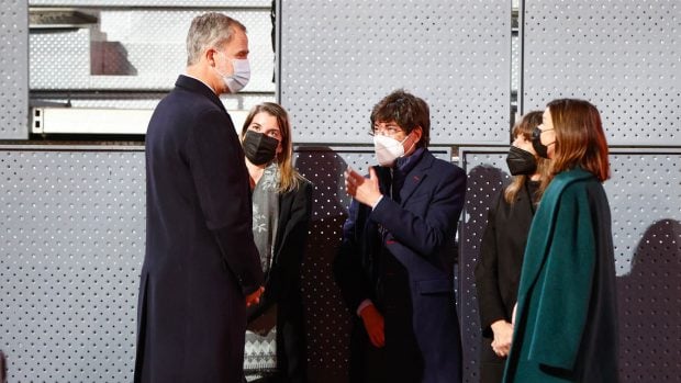 El Rey Felipe VI dando sus condolencias a los hijos de Manolo Santana./Gtres