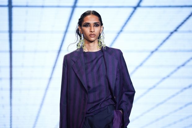 Modelo con traje morado / Gtres