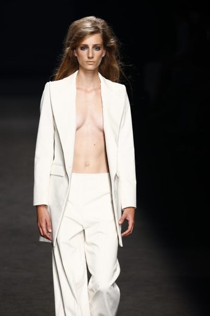 Modelo con traje blanco / Gtres